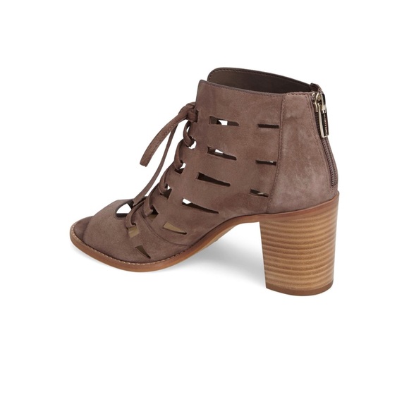 Vince Camuto open toe boots
Size 7.5
Color brown - Picture 2 of 8